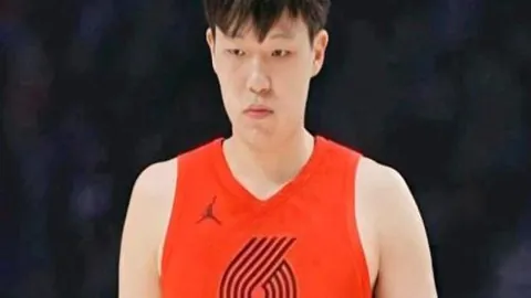 佩德里与德容默契搭档，比赛游刃有余，球技高超